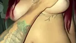 Gostosa ruiva novinha peituda sentando