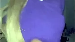 Gostosa ruiva novinha peituda sentando