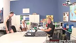Deutsche studentinnen verführen den direktor zum dreier