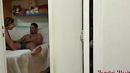 suzie slut dando para cruz fox no quarto