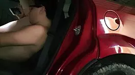 contrato hermosa chica en el paso