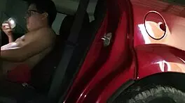 contrato hermosa chica en el paso