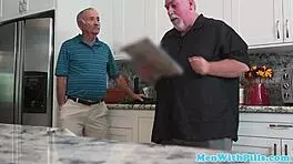 Latina chupapollas complace la polla del viejo