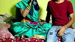 पड़ोस वाली नवेली मैरिड भोजाई को चोदा हिंदी में fireecouple 😈