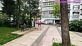 puta sissy en minifalda patinada follada por verga gruesa en parque