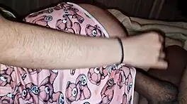 El novio de mi mejor amiga viene a mi habitación de hotel a escondidas y me folla duro sin condón