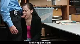 Pro thief caught, negotiates with officer 😏