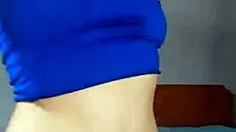 pequeña puta se masturba con dildo dripping wet