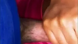 la madre de su amiga era una mujer voluptuosa que siempre vestia ropa ajustada y provocativa lo que lo ponia muy nervioso