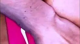 la madre de su amiga era una mujer voluptuosa que siempre vestia ropa ajustada y provocativa lo que lo ponia muy nervioso