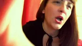 nicoletta ti mette i piedi in faccia e vuole che la tua lingua li pulisca tutti