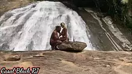 Amandinha Black RJ e Edu Black RJ Decidiram Se Aventurar na Natureza Eles Não Esperavam Que o Lugar Onde Eles Foram Parar Era Mágico e Todos Que Passam Por Lá Acabam Fazendo Um Sexo Gostoso
