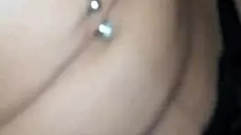 descubro a mi hermanastra masturbándose y por mi silencio me deja follarla 😈