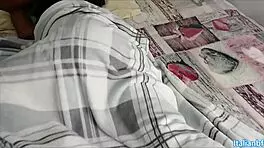 Vengo ingannata e il mio compagno mi tocca la figa mentre dormo