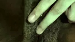 Adoro esfregar minha bucetinha virgem