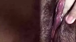 Adoro esfregar minha bucetinha virgem