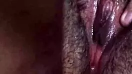 Adoro esfregar minha bucetinha virgem