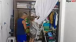 enteado fode com madrasta na escada