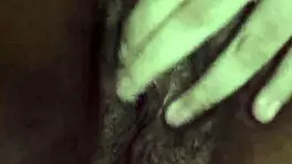 Adoro esfregar minha bucetinha virgem