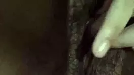 Adoro esfregar minha bucetinha virgem