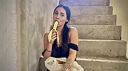 a mi vecina le gusta tanto la banana que ahora tiene ganas de la mia - porno en español