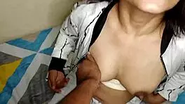 भाभी जी को बाथरूम में फिंगरिंग करते हुए पकड़ के चुत चोदा