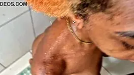 Meu Primo Me Viu Tomando Banho e Entrou no Banho Comigo