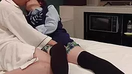 マン汁と精液で音がヤバくて恥ずかしいよ ニーソの女子高生コスプレで中出し おチンポ大好きフェラがやめられない 素人撮影 クンニ 制服