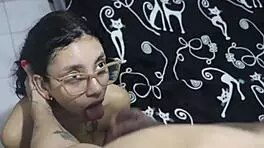 Hermanastra cachonda entra al cuarto de su hermanastro para masturbase viendo fotos de su amigo- se la terminan follando