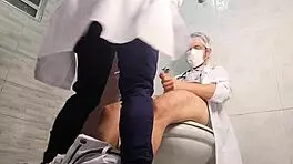 Enfermeira safada pega o doutor no plantão e faz exame íntimo no banheiro!