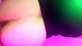 descubrí que la esposa de mi mejor amigo es la puta del bar y me deja follarla sin condón a cambio de mi silencio