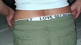 hermana caliente con short sexy esas nalgas tienen hambre te puedes comer mi polla rapidito roberto no tarda en llegar