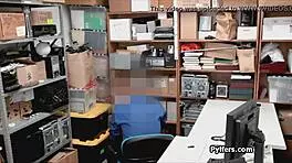 Teen Spreads Wide In Mall Security Encounter