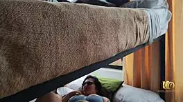 me follo a mi roomie universitaria en una tarde lluviosa 😏