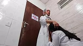 enfermeira tira camisinha transando com doutor asiático no banheiro