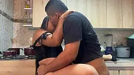 Una rica follada en la cocina con mi madrastra