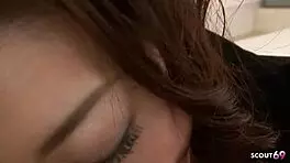 瘦せ型アジアティーン マッサージでからかうPOVフェラ