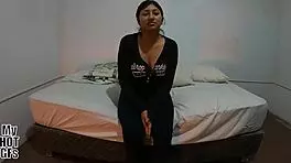 Hermosa jovencita kiomi viene por un casting porno!