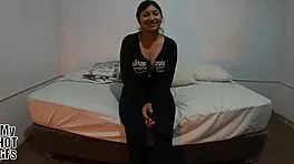 Hermosa jovencita kiomi viene por un casting porno!