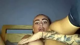 Tattooed goth slut fingers herself raw