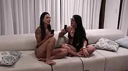 morena safada faz stripper fica pelada mostrando os peitos e a buceta após falar do homem parou no hospital por enfiar o pote de creme no cu - didy reis watch on sheer red