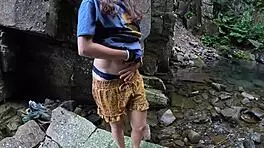 Perfect Ass Undresses and Gets Aroused in Public Amateur