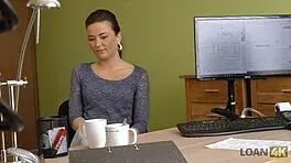 Loan4K slutty fraces quiere probar la polla de su gerente de pr�stamos