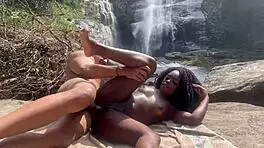 Deusa De Ébano Dando A Bucetinha Em Público Na Cachoeira