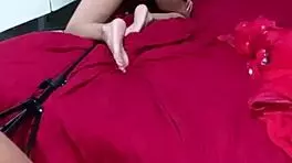 Bastidores da esposa kally cremosa chupando o câmera no meio da gravação