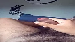 Novinho se masturbando na cama do quarto