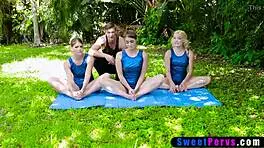 Gymnastes super souples tremblent de plaisir intense pendant leur entraînement hardcore