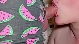 Azione intensa di pompino profondo che divora il cazzo