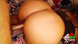 أم سمينة سوداء تركب زب أخوها غير الشقيق الوحش في نيك كلبي وبقرة جماعي