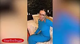 Brillepige Eve Sweet fingerer dryppende våd fisse close-up til dig